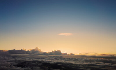 富士山山頂からの見る雲海と日の出前の早朝の空