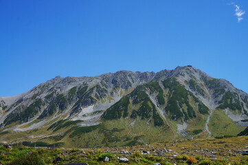 よく晴れた青空と立山の風景