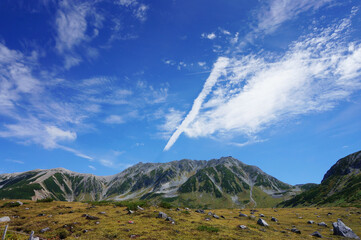 よく晴れた青空と立山の風景