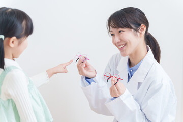眼科医と眼鏡を選ぶ弱視の子供