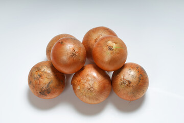 白い背景に玉ねぎ