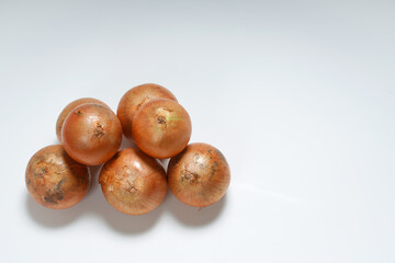 白い背景に玉ねぎ
