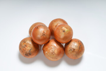 白い背景に玉ねぎ