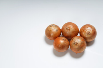白い背景に玉ねぎ
