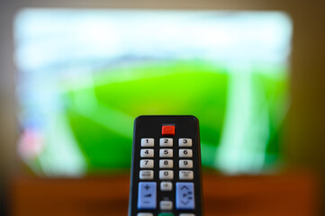 Pilot zdalnego sterowania do urządzenia inteligentnego Smart TV na tle zielonego ekranu  © Paweł Kacperek