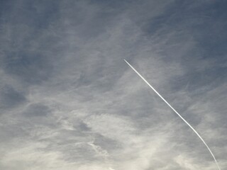 Flugzeugspuren am Himmel