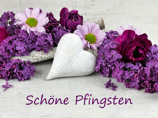 Grußkarte Schöne Pfingsten: Blumenarrangement mit Herz und dem Text Schöne Pfingsten.