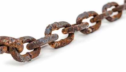 Obraz premium rusty old chain isolated on a white background