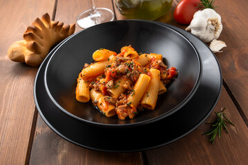 Piatto di rigatoni con ragù di carne, pasta italiana 