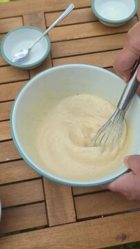 Eigelb mit Milch verr&uuml;hren