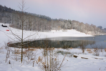 Landschaft mit Schnee am Hennesee, Hennetalsperre, Naturpark Sauerland-Rothaargebirge, Meschede,...