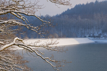 Staudamm am Hennesee mit Schnee, Hennetalsperre, Naturpark Sauerland-Rothaargebirge, Meschede,...