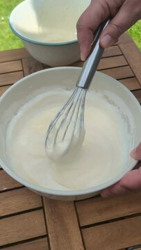 Eigelb unter Eiwei&szlig; heben