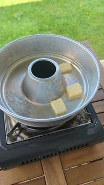 Butter in eine Backform geben