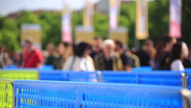 Folla in coda per evento sportivo: movimento lento lungo le transenne