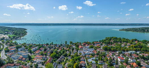 Die Marktgemeinde Herrsching am Ammersee in Oberbayern von oben