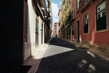 Obraz premium Picturesque street with colorful buildings in Lisbon, Portugal