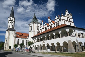 an old, white building sits in the middle of a large green field