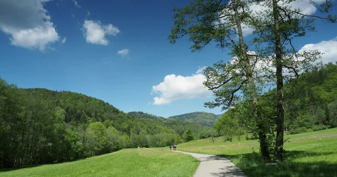 Sch&ouml;nau im Schwarzwald. Radweg entlang des Wiesentals Richtung Sch&ouml;nenberg, Utzenfeld und Todtnau entlang des Wieseflusses und der B317
