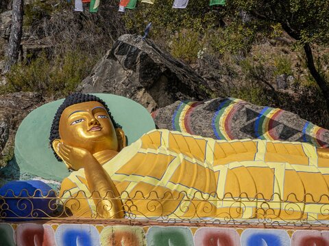 Statue representing Shakyamuni Buddha lying on his right side