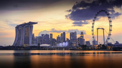 Obraz premium Modern skyscrapers and buildings of Marina Bay, Singapore during the sunset