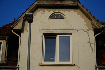 Settling cracks in house facade in Garbsen Berenbostel, Lower Saxony, Germany.