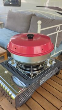 Campingbackofen auf einem Gaskocher