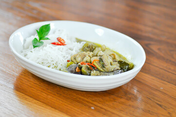 green curry , vermicelli or chicken curry or chicken curry soup and vermicelli or chicken soup or Thai noodle