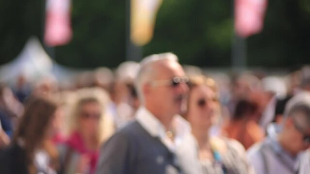 folla in coda che cammina in attesa dietro ad una transenna di entrare ad un evento ,fiera, ripresa media
