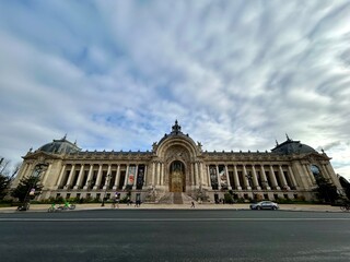 Obraz premium Petit Palais, France, Paris, blue sky.
