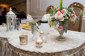 the table is ready for all of your wedding guests to attend