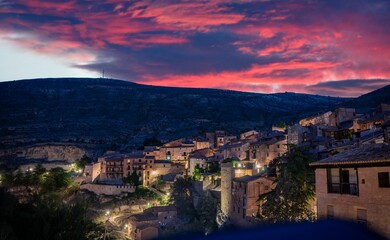 Obraz premium Spectacular sunset with reddish clouds in the medieval village of Albarracin. Teruel. Spain.