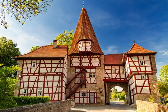 Das bekannte R&ouml;delseer Tor im fr&auml;nkischen Weinort Iphofen, Bayern, Deutschland