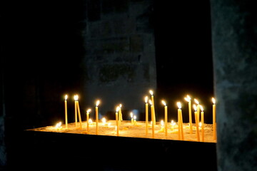 Kerzen in einer Kirche