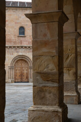 Portada de la iglesia Nuestra Señora de la Mayor desde los arcos del teatro palacio de la audiencia en la plaza mayor de la ciudad de Soria, castilla y leon, españa.