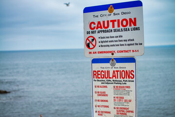 Obraz premium Danger sign at La Jolla Cove beach, San Diego