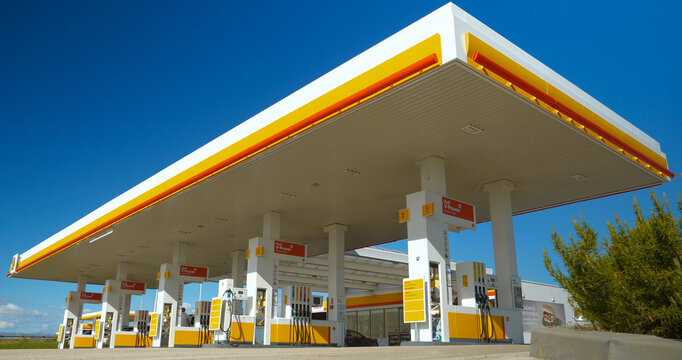 Retail facility that offers gasoline to fill empty tanks of vehicles en route