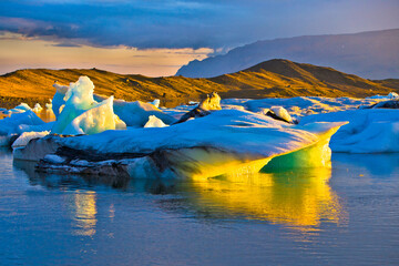 The sun sets over the famous glacier lagoon at Jokulsarlon, Iceland.