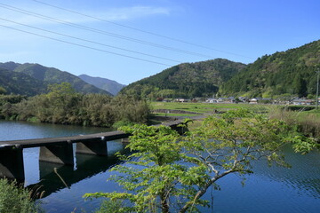 四万十川に架かる一斗俵沈下橋　新緑　（高知県　四万十町）