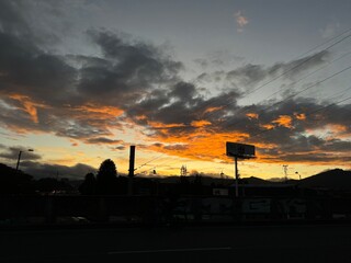 Amanecer hermoso en la ciudad 