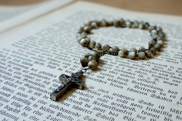 Kette mit Jesus Kreuz als religiöses Symbol für Christentum und Religion, Rosenkranz mit...