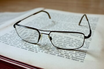 Brille als Symbol für Wissen, Bildung und Intelligenz
