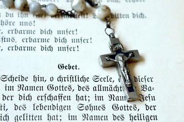 Kette mit Jesus Kreuz als religi&ouml;ses Symbol f&uuml;r Christentum und Religion, Rosenkranz mit Gebetbuch als Zeichen f&uuml;r Glauben und Gott