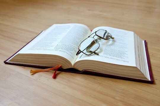 Veraltete Beh&ouml;rden und endlose B&uuml;rokratie: Aktenstapel, Papierkram und ineffiziente Verwaltung symbolisiert durch Buch und Brille