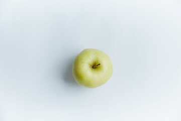 俯瞰で撮影された青リンゴ