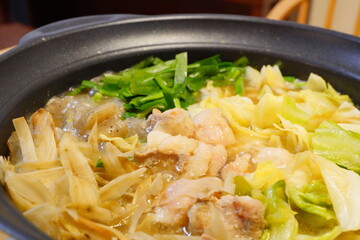 寒い日に家族で囲む熱々のモツ鍋。