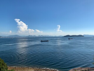 海に浮かぶ船