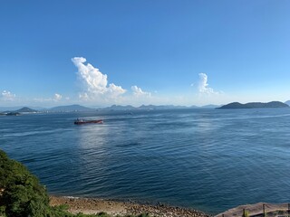 海に浮かぶ船