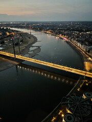 &Uuml;ber den Rhein: D&uuml;sseldorf's Rheinturm und Br&uuml;cken erkunden