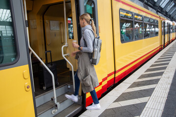 Junge Frau steigt in einen Zug